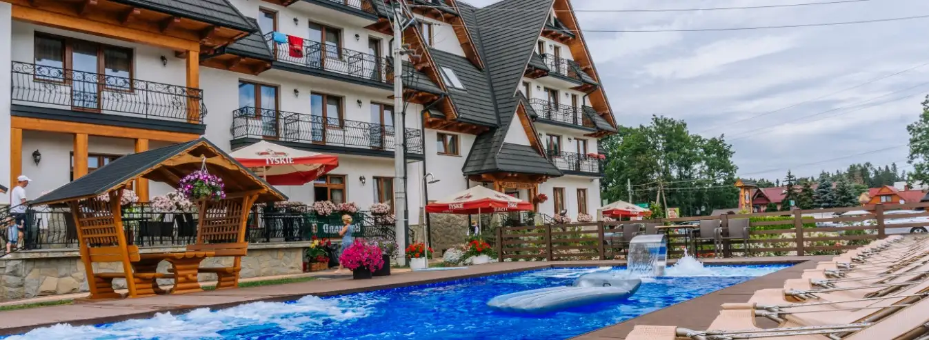 Hotell Białka Tatrzańska Tatry puhkus mägedes Poola - vaade basseiniga hotellile
