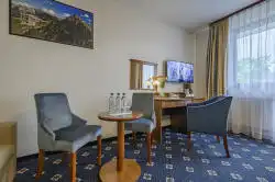 Hotellituba väikese laua ja kirjutuslauaga