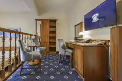 Tuba laua ja kirjutuslauaga