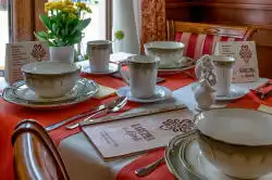 Kaetud laud koos menüüga