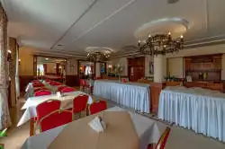 Avar söögituba kaetud laudadega