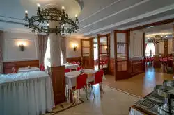 Söögituba, kust avaneb vaade sissepääsudele